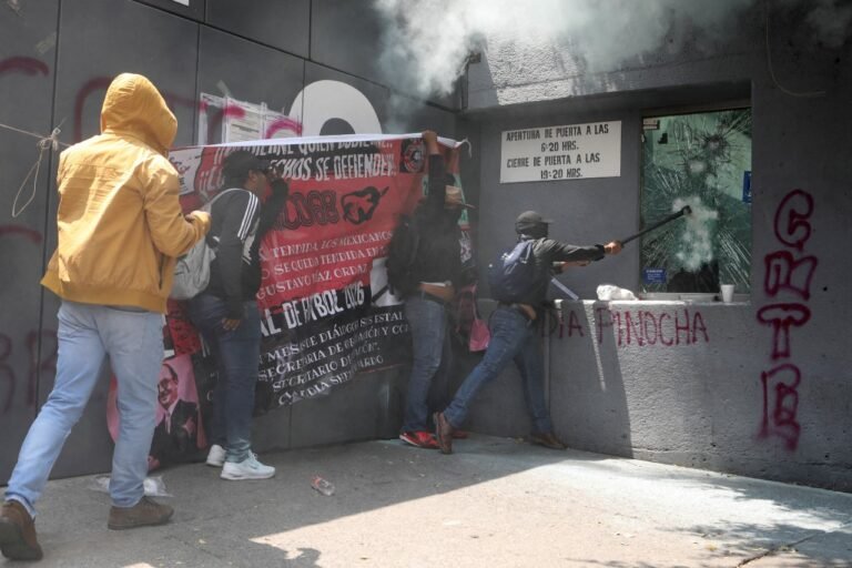 CNTE irrumpe en la SEP: deja incendios, pintas y a una oficial herida