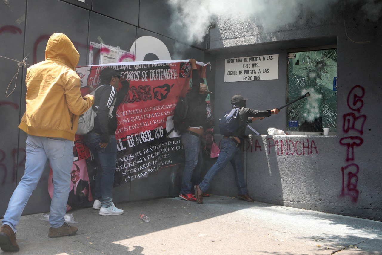 CNTE irrumpe en la SEP: deja incendios, pintas y a una oficial herida