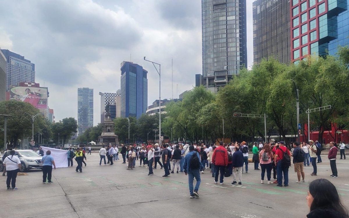 CNTE marchó en Reforma e Insurgentes y amaga con bloquear el AICM; SSC retiene a normalistas en Tlalpan