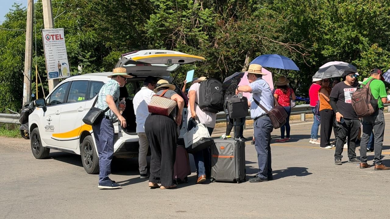 CNTE toma aeropuerto, caseta y terminal de Pemex en Oaxaca