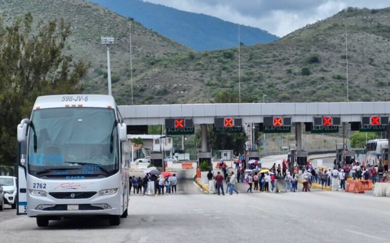 CNTE toma casetas en seis estados y permite libre paso a autos