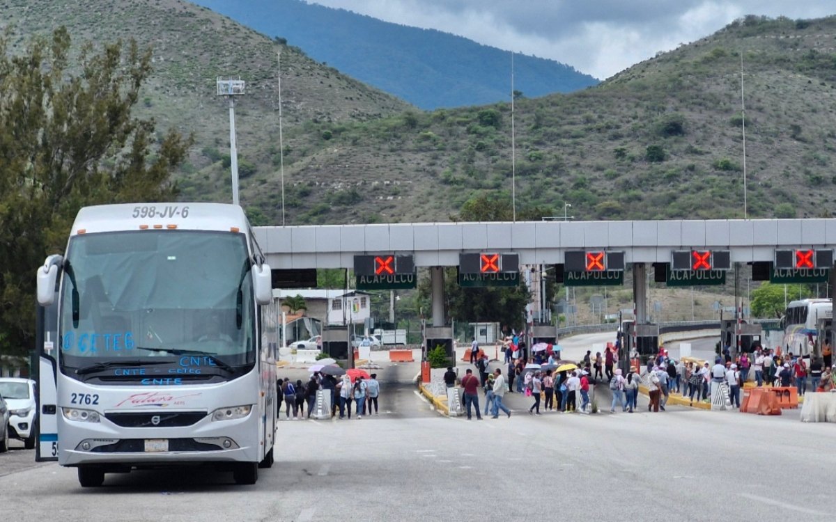 CNTE toma casetas en seis estados y permite libre paso a autos