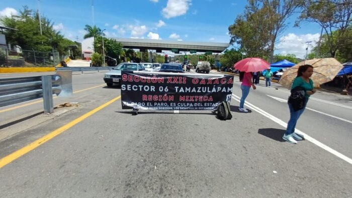 CNTE vuelve a tomar aeropuerto y planta de Pemex en Oaxaca