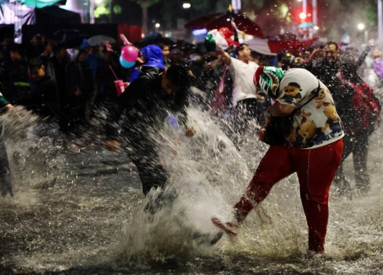¡Como patos! Más de 800 mil aficionados celebran bajo la intensa lluvia el triunfo de la Selección
