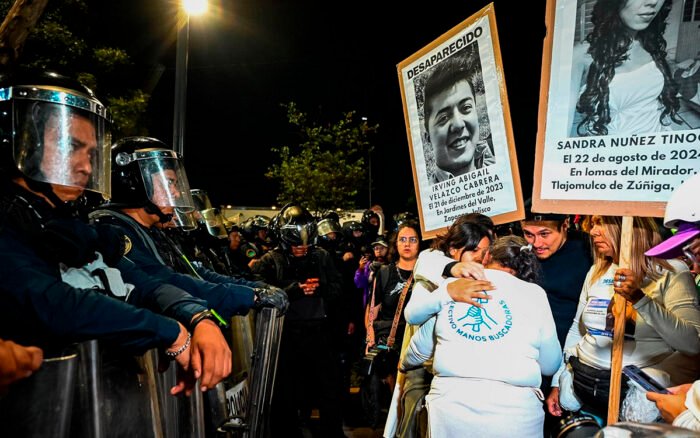 ‘¡Déjenos entrar!’: familias de desaparecidos marchan para visibilizar la crisis en México a unas horas del Mundial