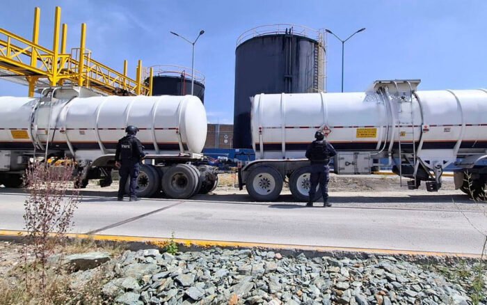 Desaparición de 100 mil barriles diarios apunta a robo de crudo o fallas en Pemex: Francisco Barnés