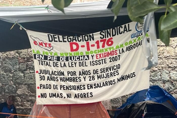 En la víspera del mundial, CNTE bloquea aeropuerto, terminal de Pemex y caseta de peaje en Oaxaca