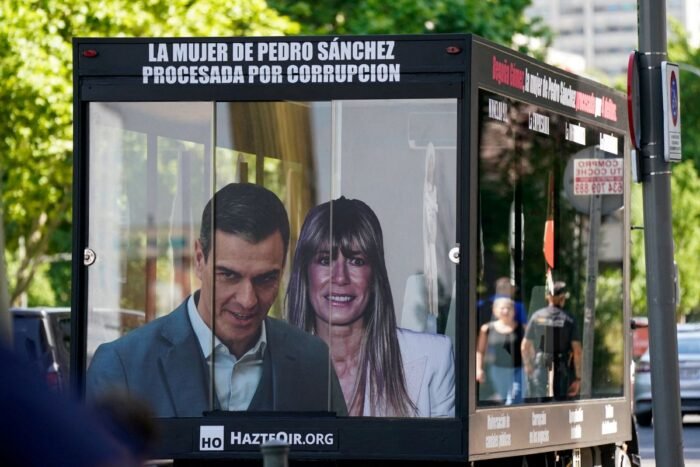 Esposa del presidente de España irá a juicio; juez le retira el pasaporte