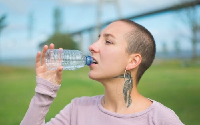 FIFA da marcha atrás y permitirá a los aficionados llevar botellas de agua a los estadios