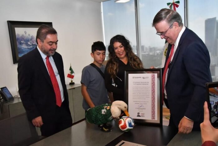 IMPI entrega registro de marca del Pato Merlín a su propietaria