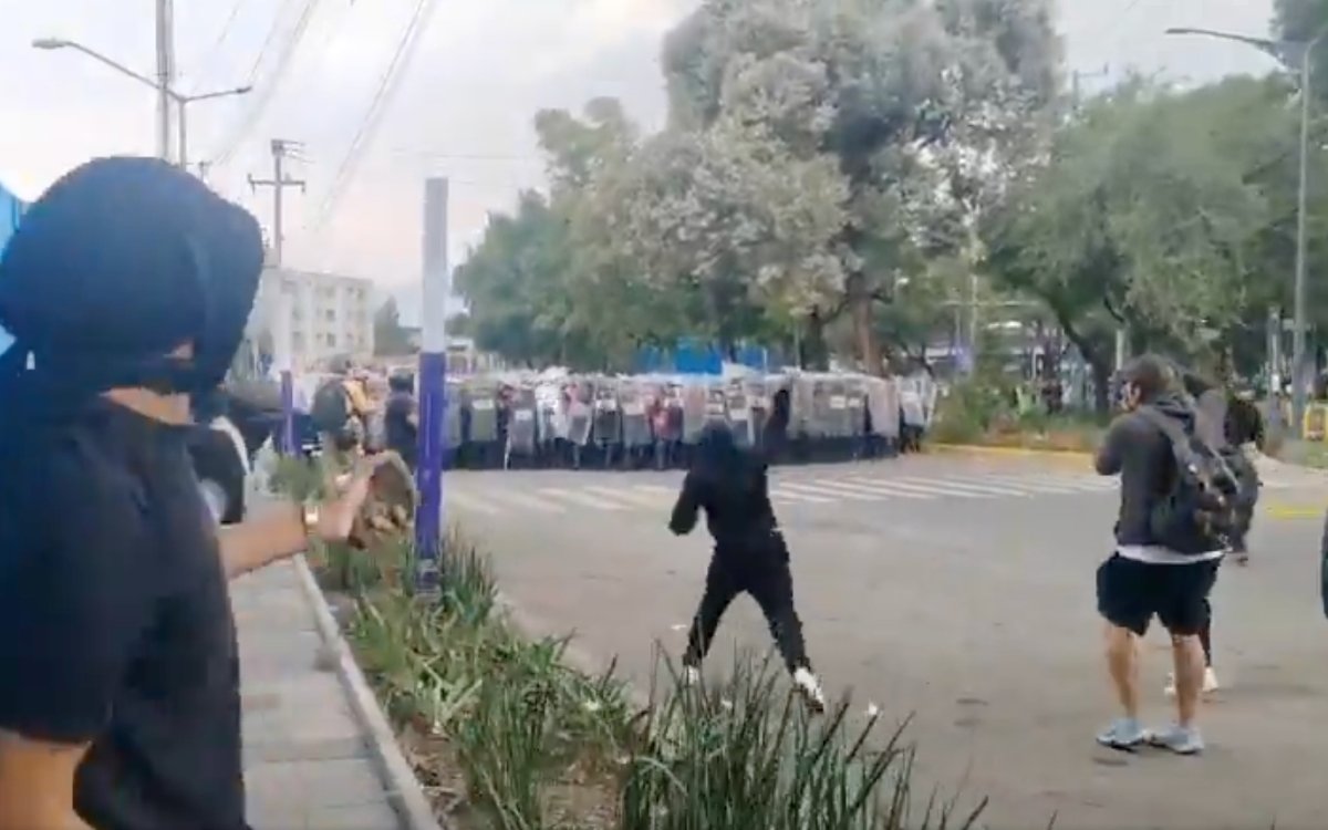 Manifestantes y policías se enfrentan afuera del Estadio Azteca