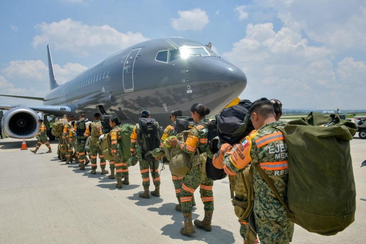 México envía 261 militares y 18 perros entrenados para ayudar en labores de rescate en Venezuela