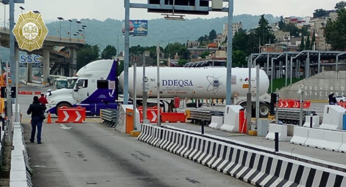 Normalistas cierran carretera con pipa de material peligroso y luego destrozan casetas