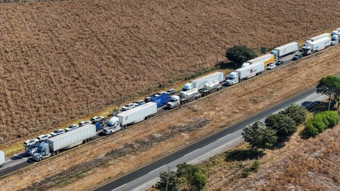 Segob y AMOTAC acuerdan evitar bloqueos carreteros; transportistas mantendrán movilización