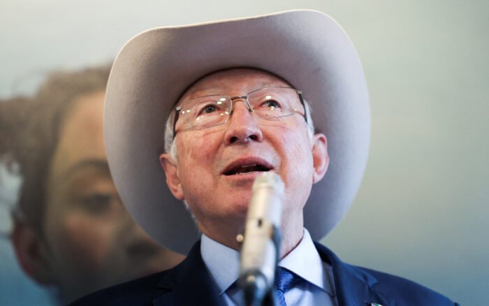 Sheinbaum pide cautela por libro de Ken Salazar sobre AMLO