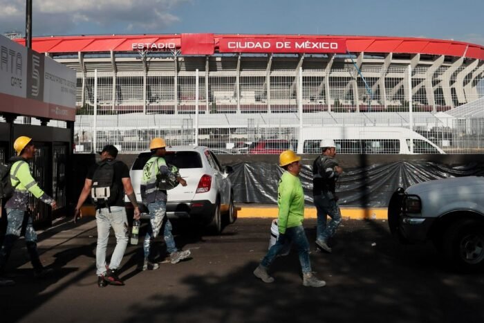 Viven a las puertas del Estadio Azteca, pero al margen del Mundial
