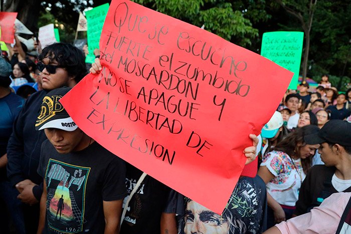 Familiares de Alejandro Leyva exigen justicia durante desfile de la Guelaguetza