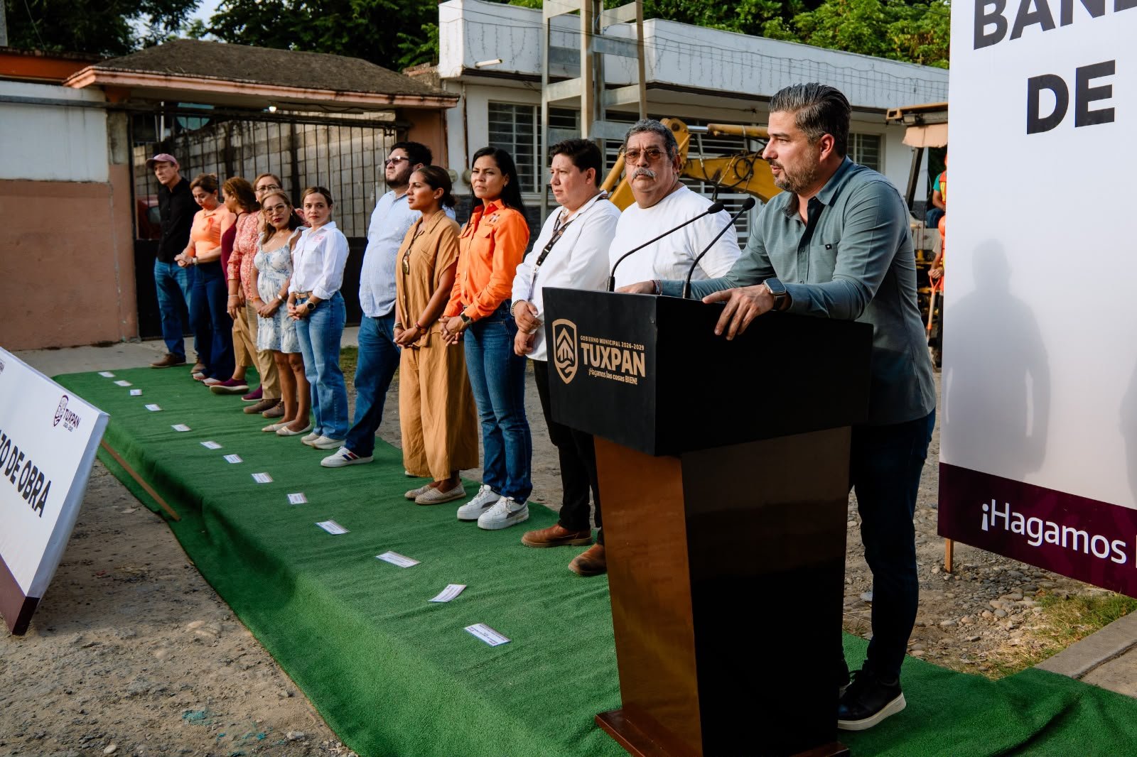 Gobierno de Tuxpan inicia pavimentación de calles en Santiago de la Peña