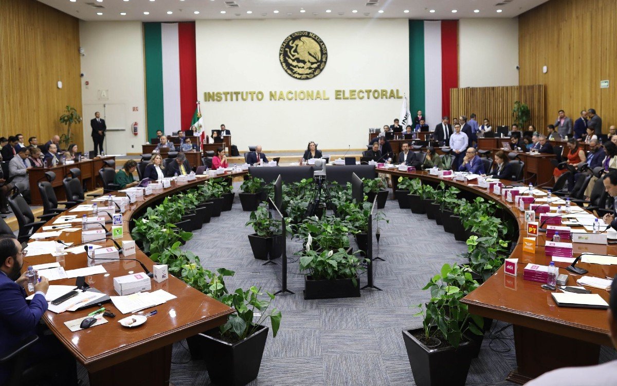 INE patea el bote; pospone fijar reglas para las preprecampañas de partidos