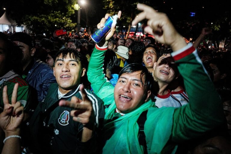 Más de un millón de personas salen a las calles de CDMX a celebrar el triunfo