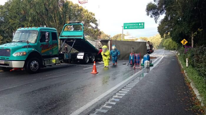 Morelos | Vuelca tráiler con ácido y cierran la México-Cuernavaca
