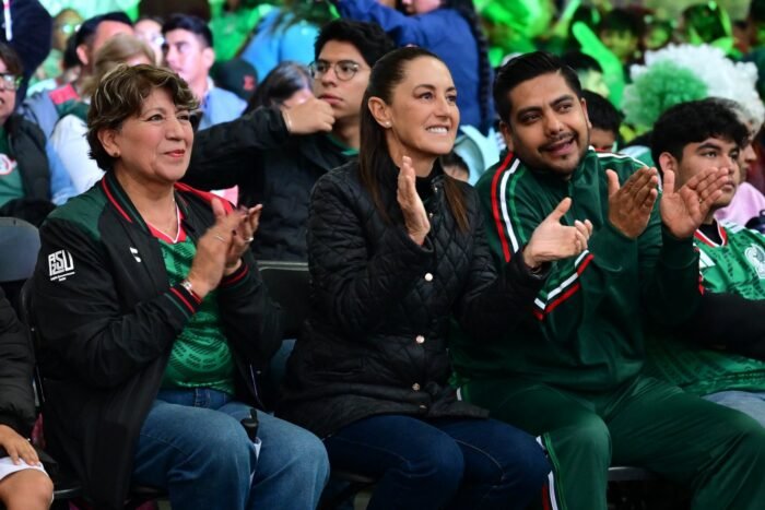 Sheinbaum disfruta el México vs Inglaterra desde Neza