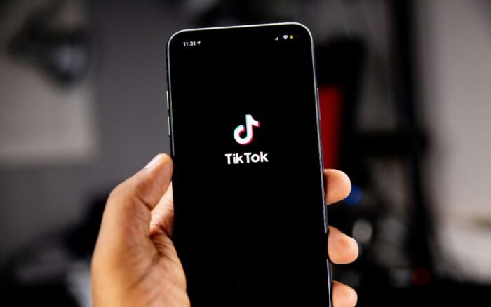 TikTok llega a acuerdo con adolescente antes de juicio por adicción a redes sociales