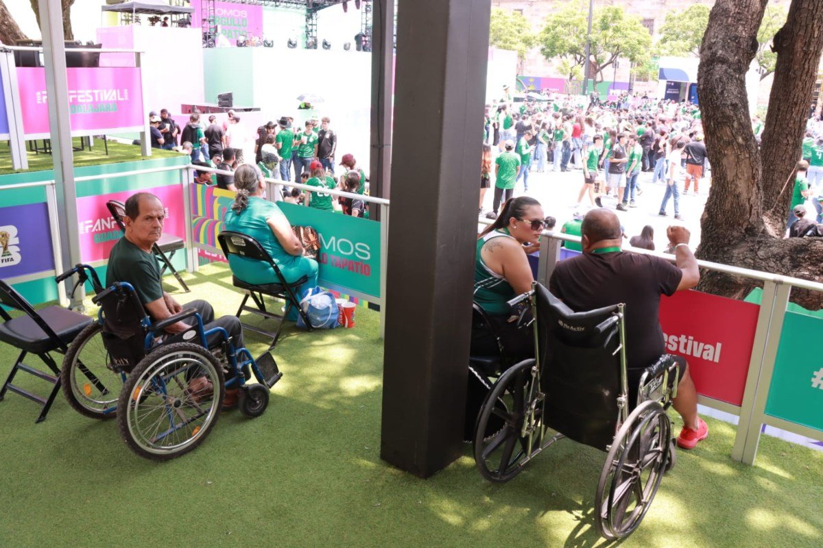 Tras acusaciones de discriminación, gobiernos de Jalisco y Guadalajara habilitaron zonas para personas con discapacidad en fanfest mundialista