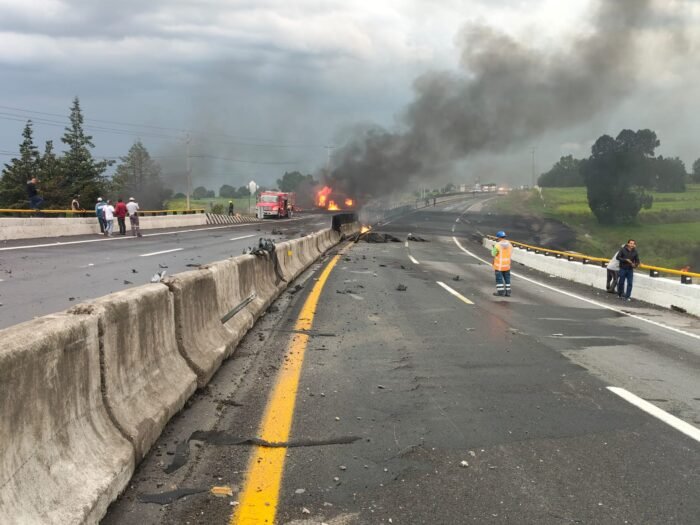 Un muerto tras explosión de contenedor de pipa en carretera México–Veracruz