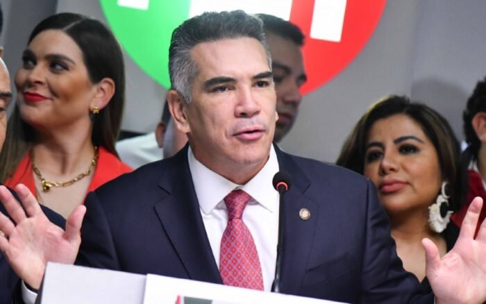 Alejandro Moreno denuncia a tres consejeros del INE ante EE.UU.