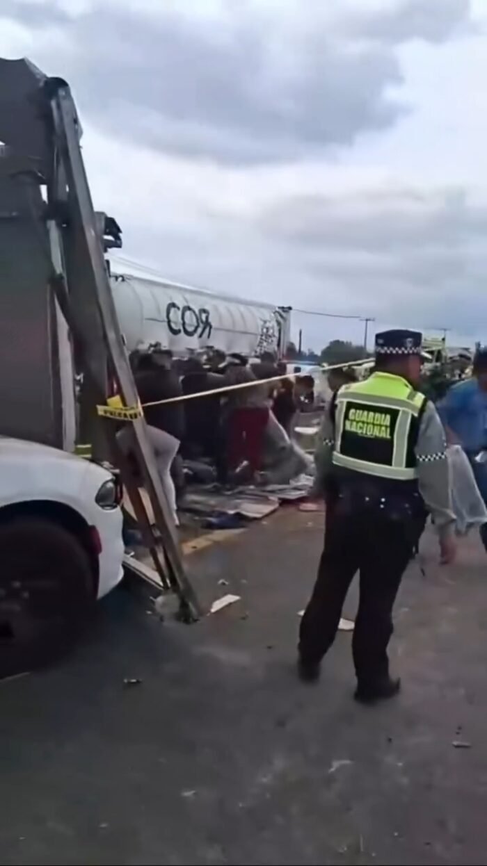 Edomex | Vuelca camión con mezclilla y desatan rapiña en Axapusco