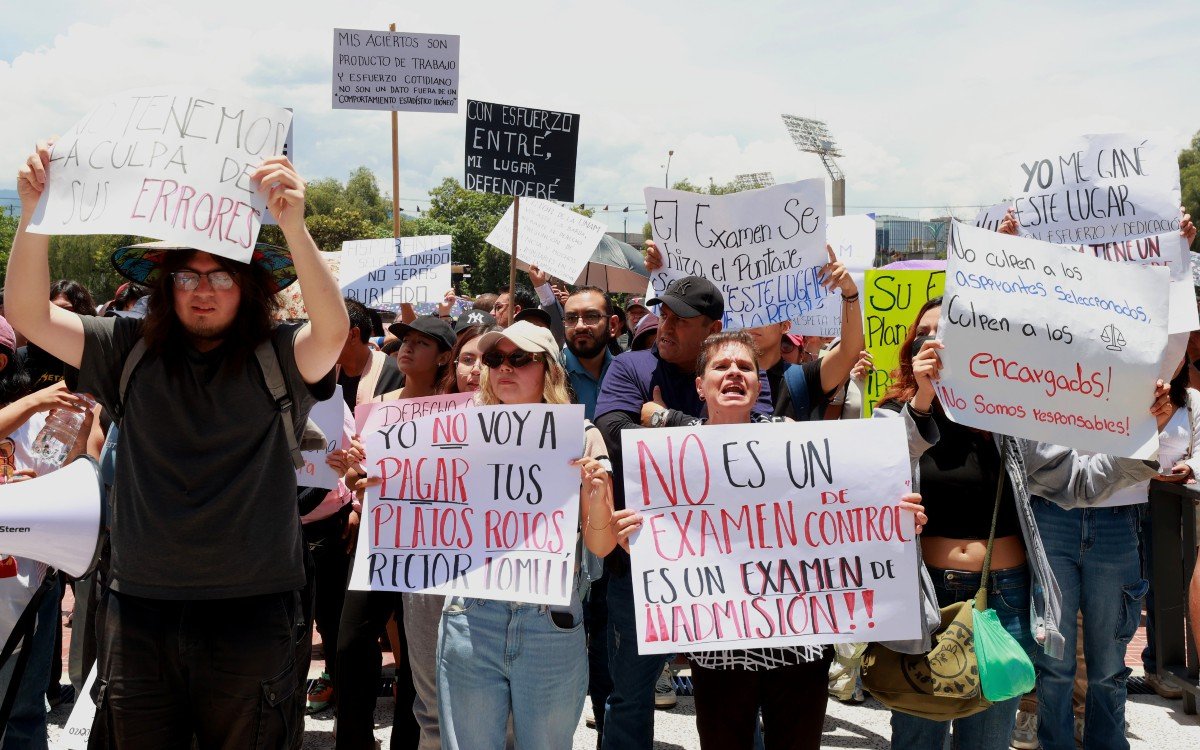 Estudiantes protestan contra examen de control de la UNAM