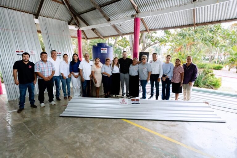 Ayuntamiento de Tuxpan entrega 706 láminas y 18 tinacos en apoyo a comunidades - IMG1