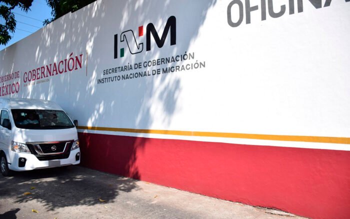 Migrantes denuncian extorsiones de 300 dólares en estación del INM de Chiapas