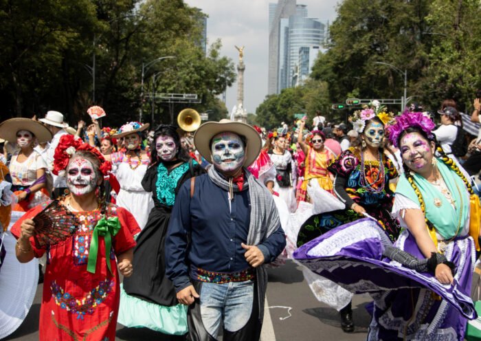 Miles de indígenas toman la Ciudad de México con cultura y demandas