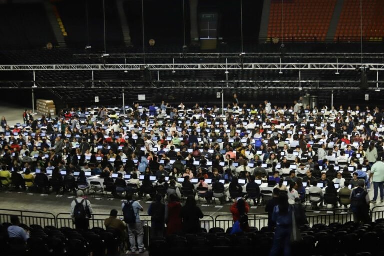 Miles hacen examen presencial de UNAM en el Palacio de los Deportes