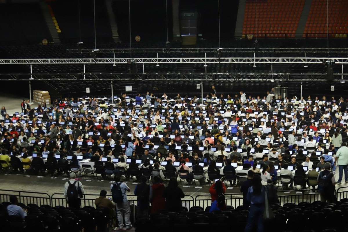 Miles hacen examen presencial de UNAM en el Palacio de los Deportes