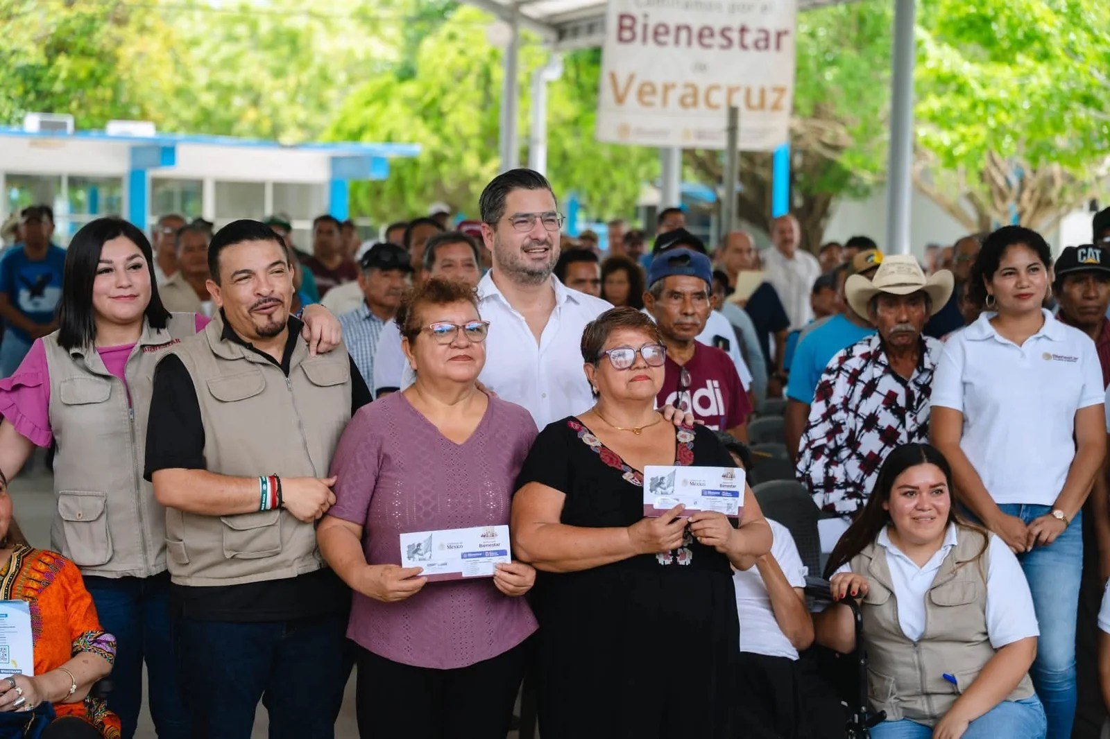 Daniel Cortina encabeza entrega de 123 tarjetas de la Pensión para el Bienestar de las personas adultas mayores y 180 mujeres bienestar.
