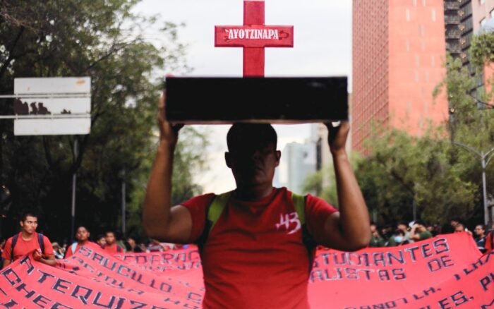 A 12 años del caso Ayotzinapa, marchan en CDMX