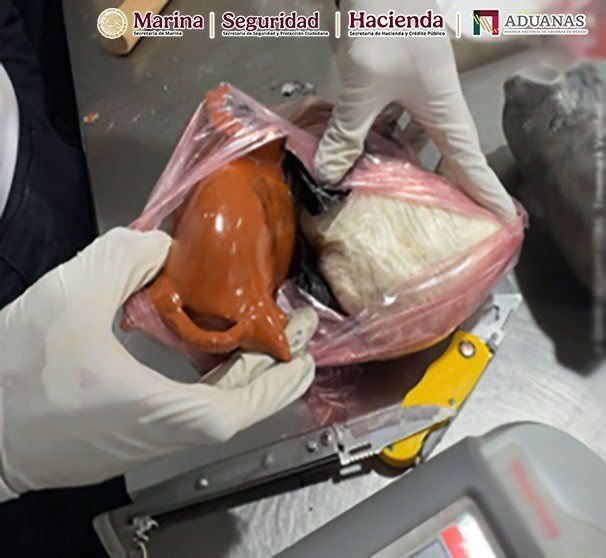 Cocaína oculta en artesanías; decomisan más de 8 kilos en el AICM