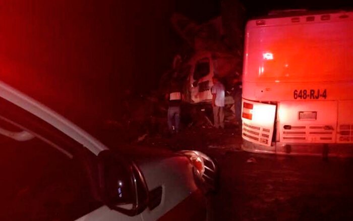 Cuatro muertos y 20 lesionados tras accidente entre autobús y tráiler en Nayarit