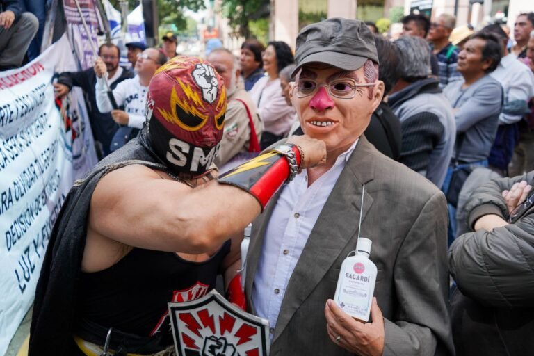 Decapitan la estatua de Felipe Calderón en Los Pinos