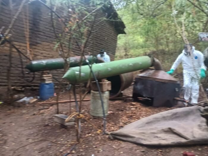 Desmantelan tres laboratorios clandestinos para producir metanfetamina en Guerrero