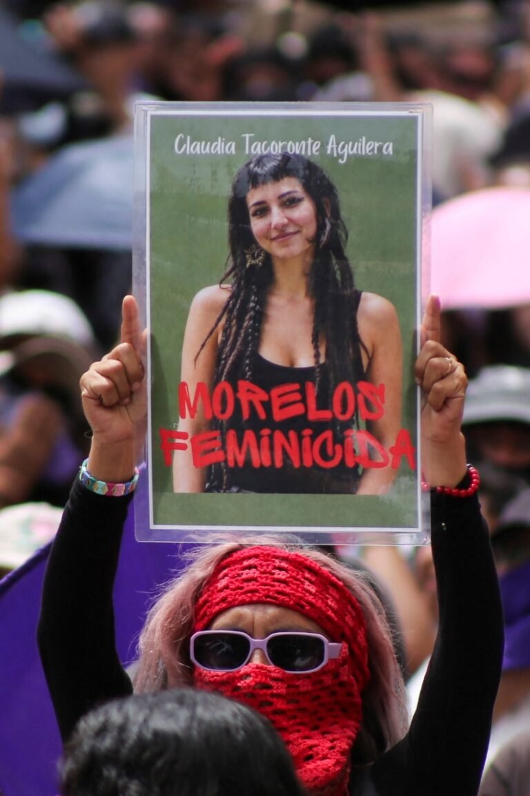 Estudiantes de la UAEM marchan para exigir justicia para Claudia Tacoronte