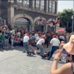 Estudiantes irrumpen en desfile del 16 de septiembre en Cuernavaca; exigen justicia por feminicidios