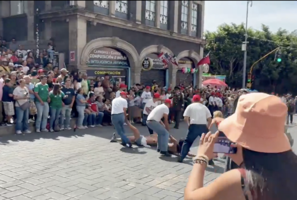 Estudiantes irrumpen en desfile del 16 de septiembre en Cuernavaca; exigen justicia por feminicidios
