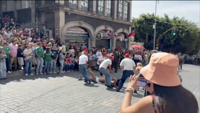 Estudiantes irrumpen en desfile del 16 de septiembre en Cuernavaca; exigen justicia por feminicidios