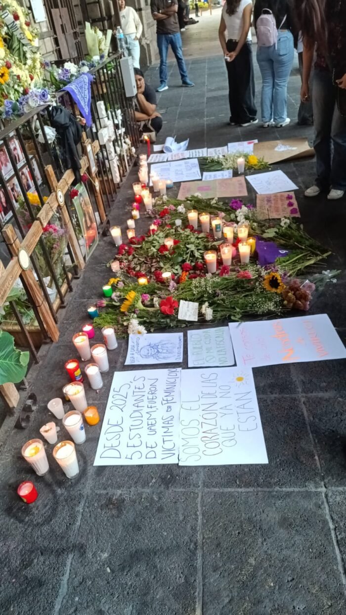 Flores, veladoras y reclamos frente a Palacio de Gobierno por el feminicidio de Claudia Tacoronte en Morelos