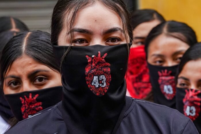Madres y padres de Ayotzinapa protestan afuera de la Corte