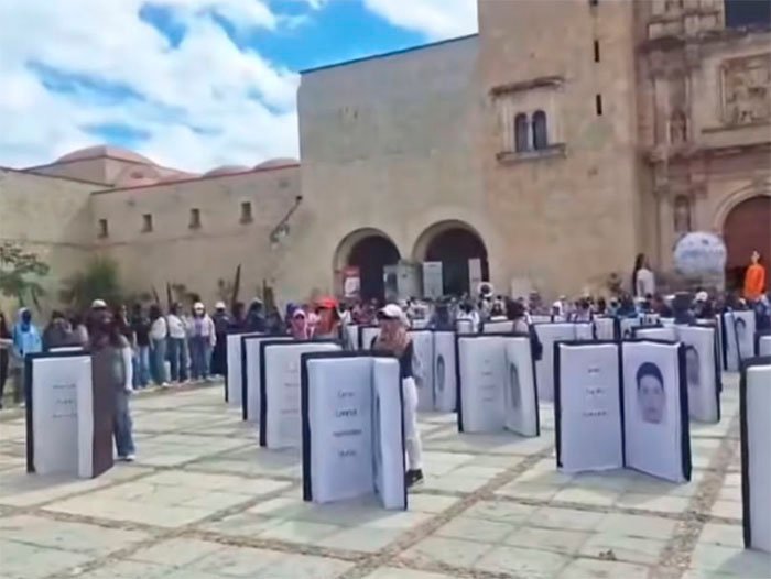 ‘Ni perdón, ni olvido’: normalistas de Oaxaca exigen justicia por el caso Ayotzinapa